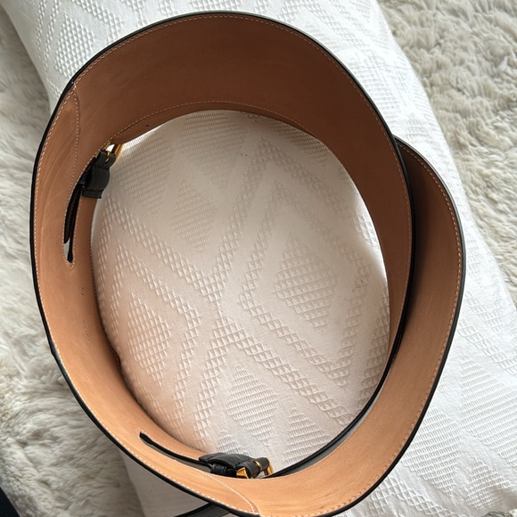New ALAÏA cutout leather waist belt - Picture 7 of 10